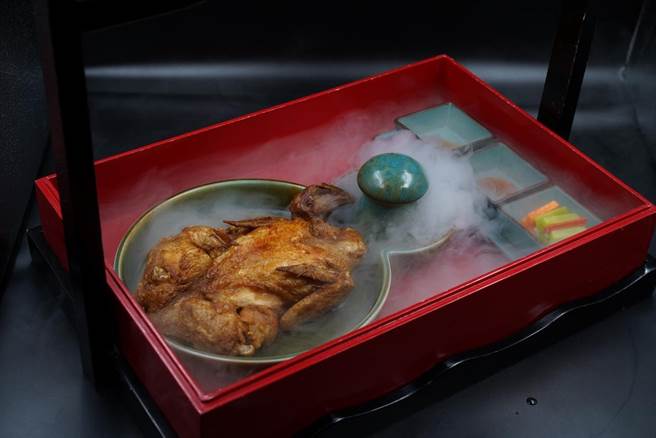 葫芦鸡是陕西省西安市传统风味美食，食时蘸以花椒盐面，皮酥肉嫩，香烂味醇，号称“长安第一味”（图朱明甫摄）