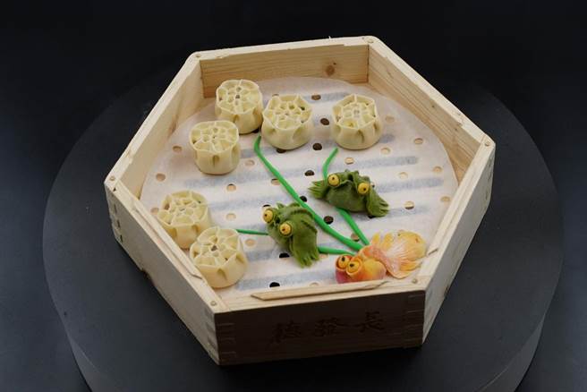 德发长饺子-「荷塘月色」突破了传统饺子的味道与形态，造型之丰富、色泽之清丽驰名中外，令海内外游人讚不绝口（图朱明甫摄）