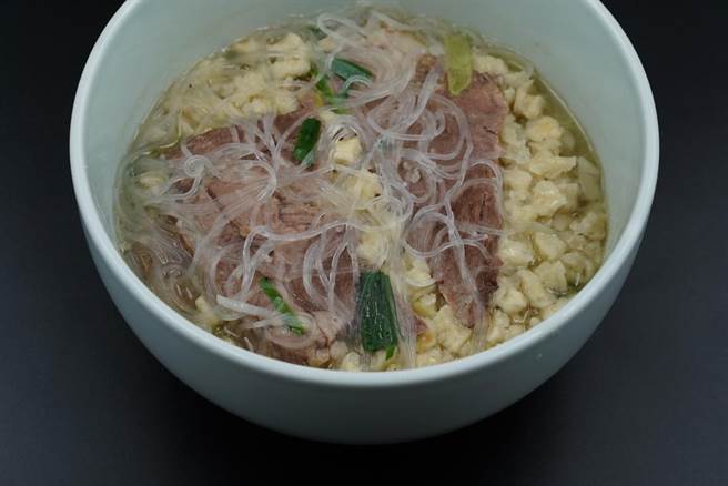 牛羊肉泡馍是陕西省传统风味小吃。素为西安和西北地区各族人民所喜爱，外宾来陕也争先品尝，以饱口福。（图朱明甫摄）