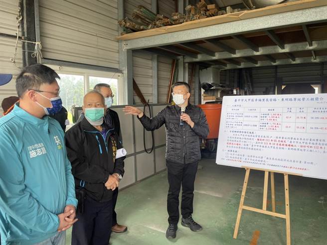 台中市大甲区幸福里东明路及长安路多有无装设自来水用户，立法院副院长蔡其昌17日前往会勘争取延管工程。（陈淑娥摄）