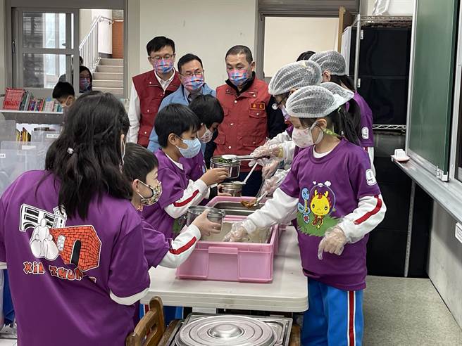 新北市長侯友宜17日視察新莊國小學童中午用餐情形表示，新北校園長期推動用餐過程不交談的「健康五原則」，落實「口罩戴我口，防疫零破口」，守護師生健康。 （戴上容攝）