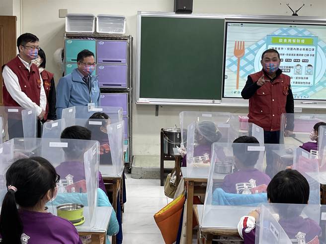 新北市長侯友宜17日視察新莊國小學童中午用餐情形表示，新北校園長期推動用餐過程不交談的「健康五原則」，落實「口罩戴我口，防疫零破口」，守護師生健康。 （戴上容攝）