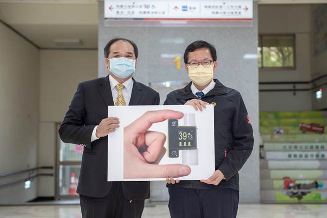 桃園市消防器材工程商業同業公會暨中華民國全聯會聯合捐贈桃園市政府潮氣末端二氧化碳監測儀及骨針針具。(蔡依珍攝)