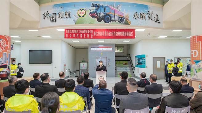 桃園市消防器材工程商業同業公會暨中華民國全聯會聯合捐贈桃園市政府潮氣末端二氧化碳監測儀及骨針針具。(蔡依珍攝)