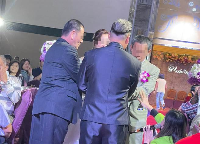 網友參加婚禮，在「交付儀式」時，新娘的手由父親轉交給新郎，主持人這時為了拍照喊出321，而該網友竟接著大喊「加油！加油！加油！」全場頓時聽傻眼。（翻攝自臉書「爆怨公社」）