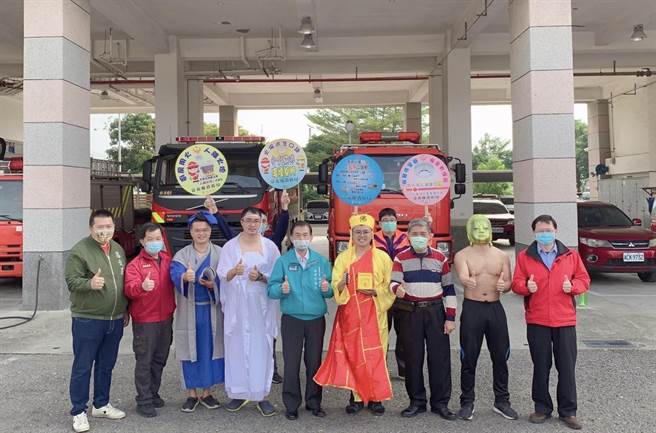 嘉义县消防局为推动防范一氧化碳中毒宣导，有别以往制式化口号，5位消防同仁自编、自导、自演，拍摄幽默短剧「防范CO中毒─新白蛇传」，今并办影片发布会。（嘉义县消防局提供∕吕妍庭嘉义传真）