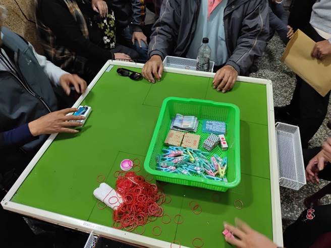 高雄岡山警方偵破一處賭場，查獲賭資、賭具一批等證物。（翻攝照片／林瑞益高雄傳真）
