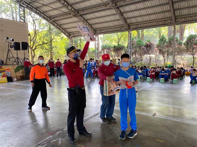 台南市政府消防局大內分隊17日到走馬瀨農場舉辦擴大防火宣導活動，活動分成3大項目，包括「戳戳消防虎」、「住家神保鑣」及「疾速救援」等主題。（台南市消防局第四大隊提供／張毓翎台南傳真）