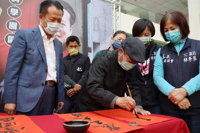 嘉義縣政府今下午舉行「科學園區，福虎生豐」春聯和5元紅包發表會，請來書法名家蕭吉川親筆揮毫。（呂妍庭攝）