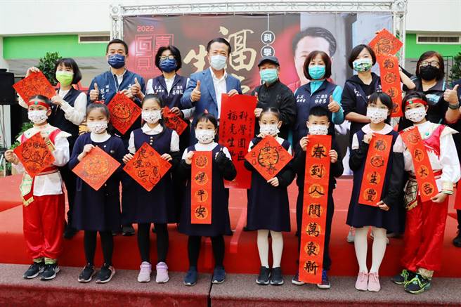 嘉義縣政府今下午舉行「科學園區，福虎生豐」春聯和5元紅包發表會，溪口國小8位學生一同書寫吉祥話、畫寫春聯。（呂妍庭攝）