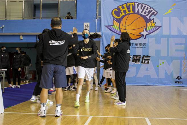 刘昕妤(中)今天为台电贡献16分、5篮板。(中华篮协提供)