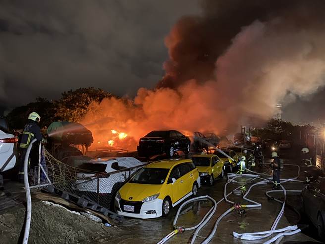 北市延平北路7段一处空地，17日晚间6点56分发生火灾，大约10辆汽车燃烧，由于距离附近建筑物还有一段距离，初步了解并无人受伤。(民眾提供)