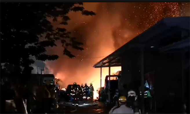 北市延平北路7段一处空地，17日晚间6点56分发生火灾，大约10辆汽车燃烧，由于距离附近建筑物还有一段距离，初步了解并无人受伤。(民眾提供)