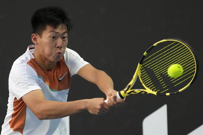 曾俊欣首闯大满贯男单会内赛，汲取经验再进步。（美联社）