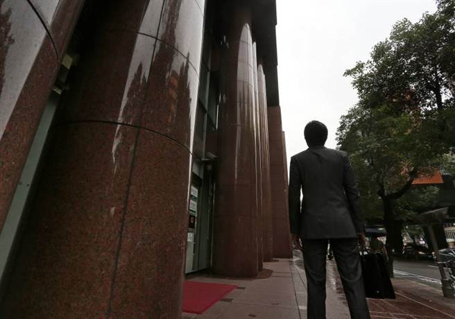 全球疫情时好时坏，40世代更担心未来，希望能早日看到隧道尽头的那道光。(图／远见提供)