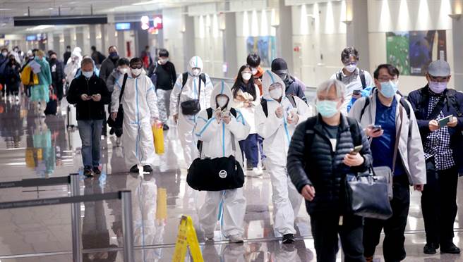 本土疫情升溫，前台大醫院感染科醫師林氏璧憂心，春節疫情恐更嚴峻。圖為桃園機場入境旅客。(資料照/范揚光攝)