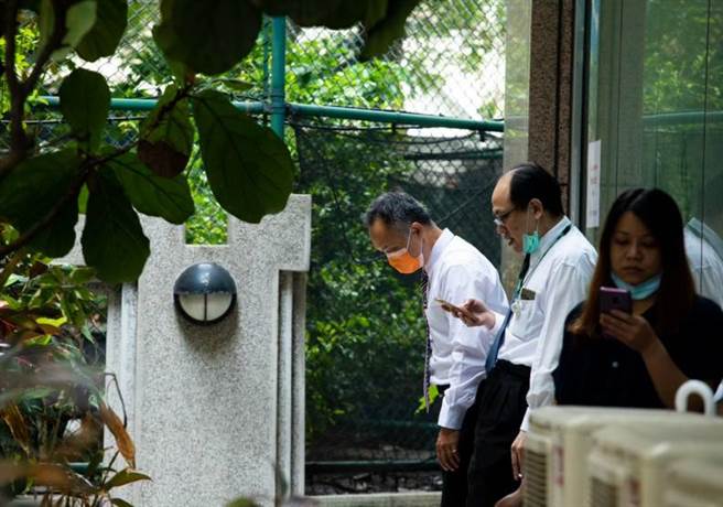 许多40世代宛如「三明治」，承受着高压与痛苦的轮迴（图为情境图，非个案当事人）。(图／远见提供)