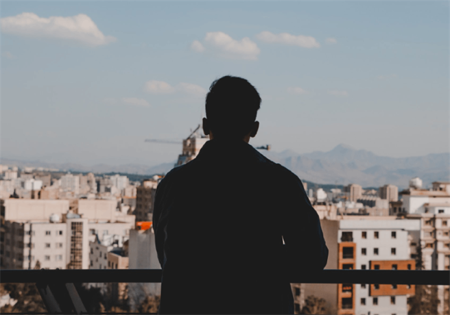 40+世代是社会发展主力，却也承受莫大的压力，常被迫向现实低头。(图／远见提供)