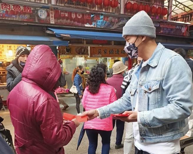 祝钒刚寒冬送暖做公益。（天篷曜界提供）