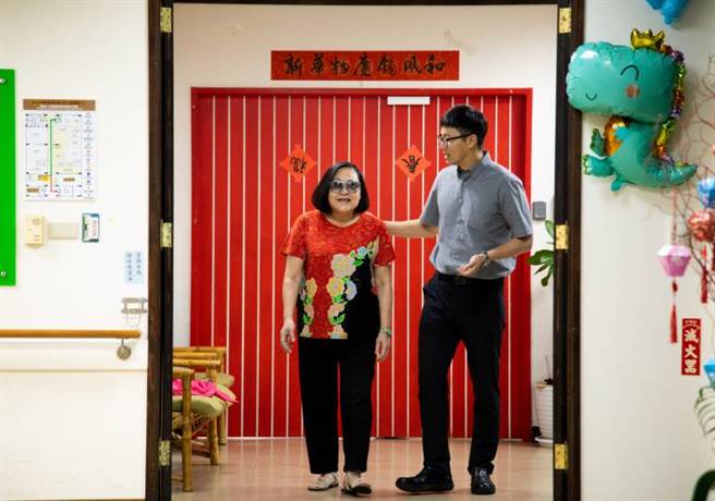 孙妈妈外表看起来正常，却是失智患者，独生子孙一华紧急结束在中国大陆的事业，回台照顾妈妈。(图／远见提供)