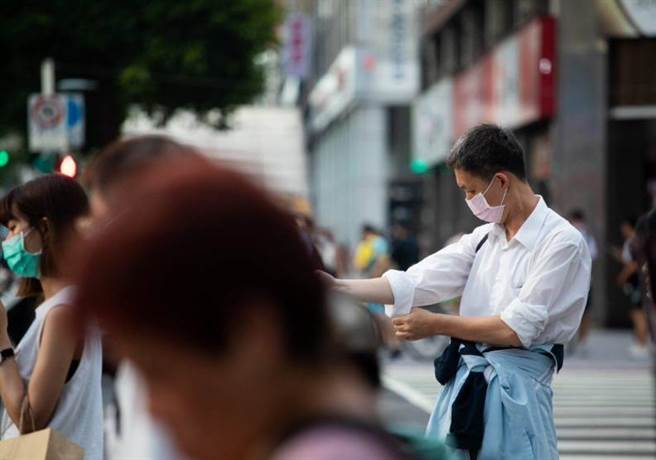 台湾许多中产阶级为照顾失智、失能双亲辞去工作（图为情境图，非个案当事人）。(图／远见提供)
