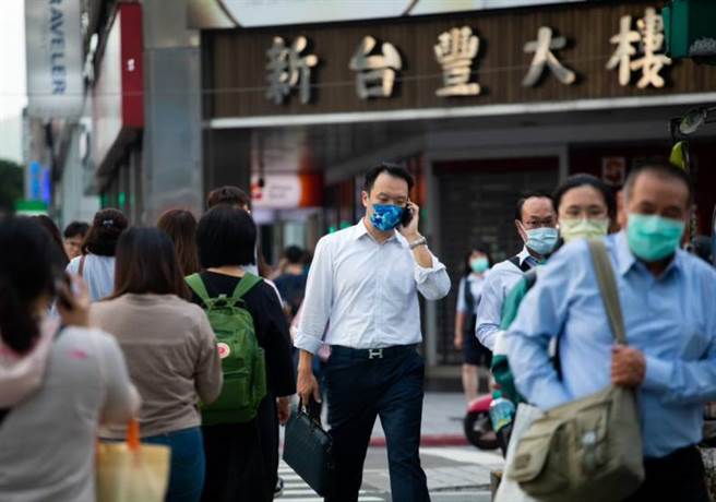 在台湾每5个上班族，就有1人要分担长照责任（图为情境图，非个案当事人）。(图／远见提供)
