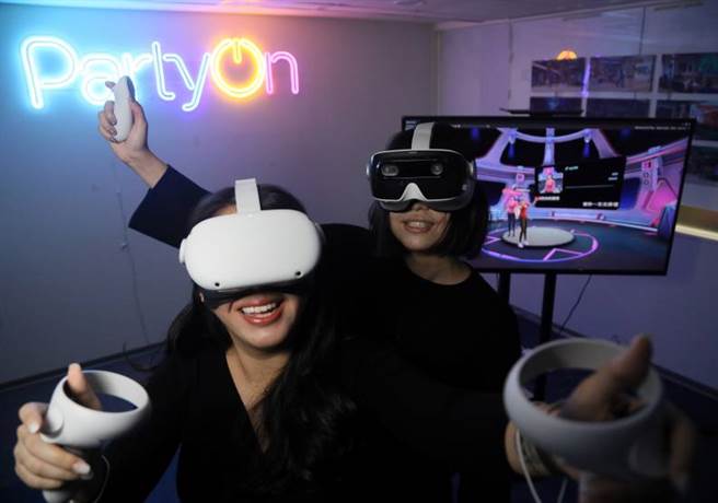 XRSPACE把KTV搬进虚拟世界，戴上VR眼镜，双手拿着控制器，就能进入PartyOn高歌一曲。(图／远见提供)