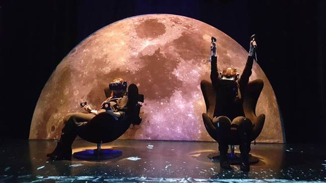 导演黄心健的VR电影《登月》，就让观眾带着VR进入宇宙、踏上月球。 (图／远见提供)