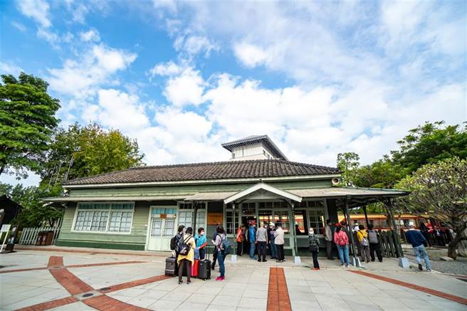 古典雅朴的北门车站，百年来，见证阿里山林业兴衰的歷史。(图／林旻萱)