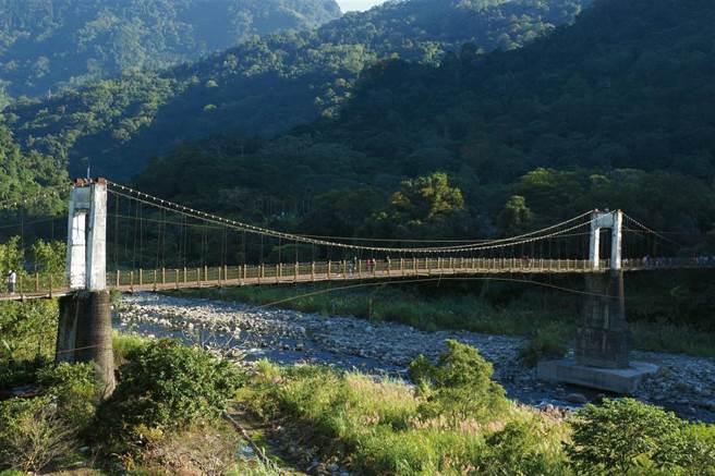 内湾吊桥横跨油罗溪，是过去来往南坪古道的交通要道。(图／林格立)