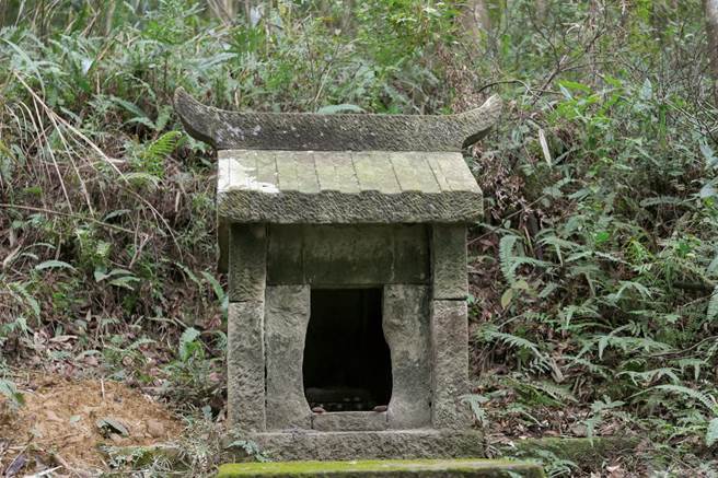 位在横山村的放牛伯公庙，其宝瓶形状的门面，象徵平安。(图／林格立)