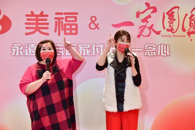 锺欣凌、李燕合体採买年货。（三立提供）