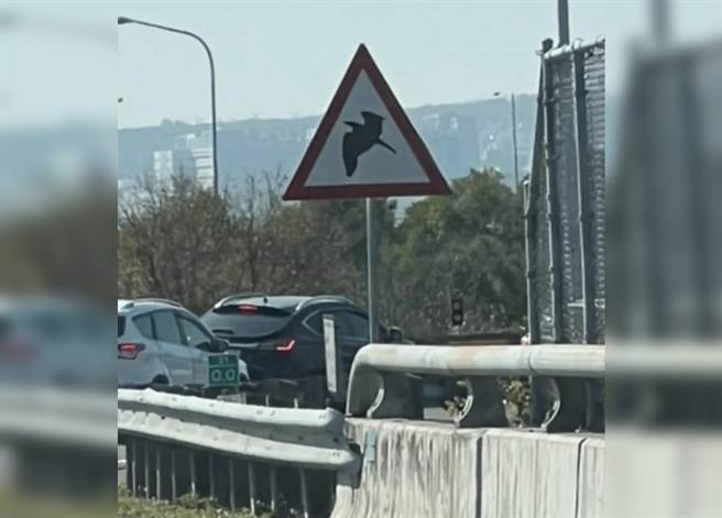 有網友下交流道時，突然看見一個「巫婆形狀」的標誌，讓他十分納悶。（圖／翻攝自《Dcard》）