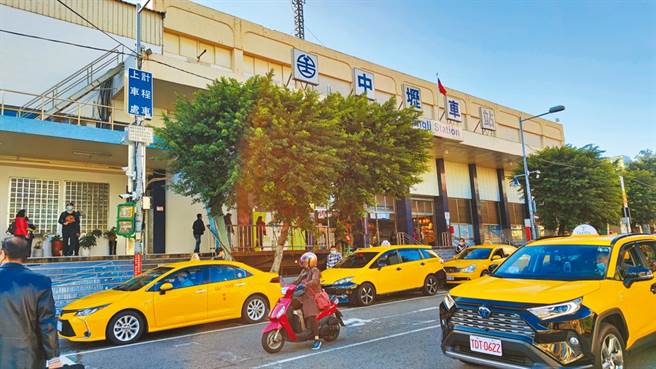 一名女網友表示，男友的親戚有確診保單可拿10萬，直說要趴趴走染疫。圖為中壢車站。（資料照／賴佑維攝）