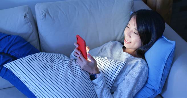 男子2018年之後卻再也沒傳訊「嗨」，女網友在2020年無意間發現對話，決定問對方「你已經2年沒跟我『嗨』了，你沒事吧」。（示意圖/Shutterstock提供）