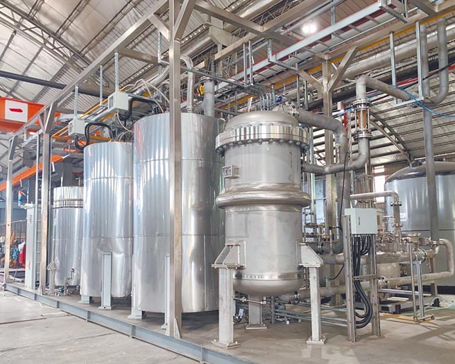 鼎坚绿能科技以「热裂解再利用」系统技术，成功地将有机废溶剂转化为新能源，解决了环境污染问题，增加再生能源降低生产成本。图／鼎坚绿能提供