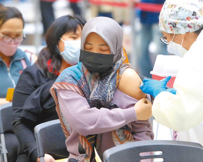 台北市16日啟動第二階段在台北火車站接種新冠肺炎服務，提供施打莫德納第1、2劑，民眾與移工擠滿了火車站廣場排隊打疫苗。（鄭任南攝）