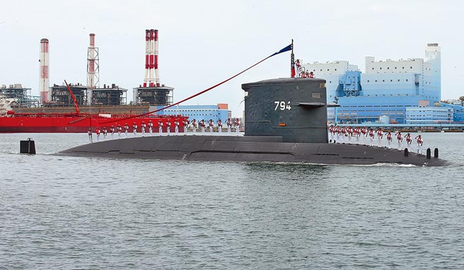 前海军顾问郭玺去年下半年，积极筹组新的军火公司，争取做剑龙级潜舰延寿案（即海龙、海虎潜舰延寿案）的技术协助。图为编号794的海虎潜舰。（本报资料照片）