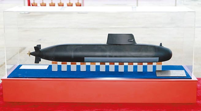 图为国造潜舰IDS主要构型之模型舰，X型尾舵潜舰构型正式亮相。（中华民国海军提供）