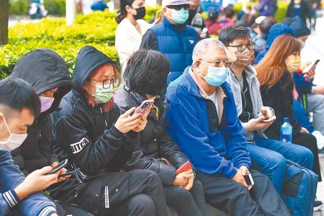 指挥中心昨日公布新增41例境外移入个案，图为新北市府设有4个中大型疫苗接种站，许多民眾在假日午后前往中和环球购物中心施打疫苗，天气转凉，民眾都穿好防暖衣物，在外等候。（邓博仁摄）