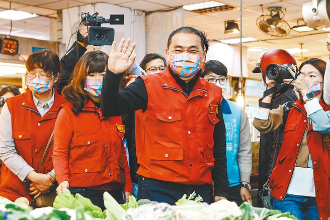 新北市长侯友宜（前中）16日回应疫苗护照的问题表示，针对非特定族群要持小黄卡且打疫苗2剂满14天才能进入校园，这是保护孩子的必要措施，并否认会对餐饮业施行同样的措施。（郭吉铨摄）