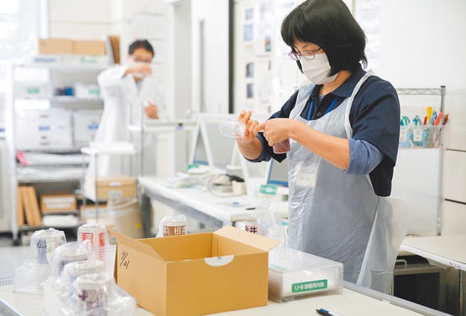 日本福岛食品将输入台湾。图为福岛县郡山市福岛农业技术中心，取样当地饲养的牛肉，检测铯浓度。（路透）