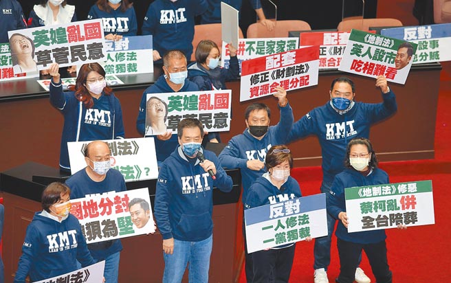 民进党立院党团力拚《地制法》本周完成初审，目标在下会期三读，以利新竹县市合併，赶在年底选举就能适用。图为上月民进党党团欲将《地方制度法》修正草案径付二读时，国民党立委举牌抗议。（本报资料照片）