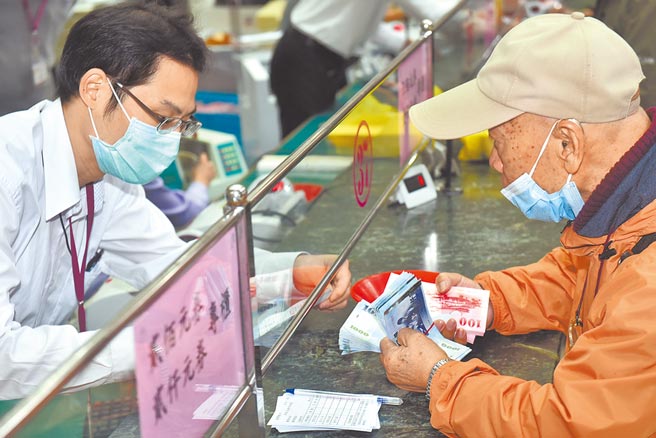 迎换钞大军，公股银行启动分流。（本报资料照片）