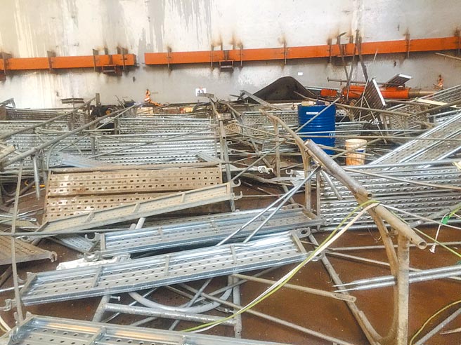 高雄港洲际码头15日发生重大工安事件造成2死6伤，初步研判可能是在槽体内的2部千斤顶突然故障，意外现场可见鹰架倒塌，一片混乱。（翻摄照片／洪靖宜高雄传真）