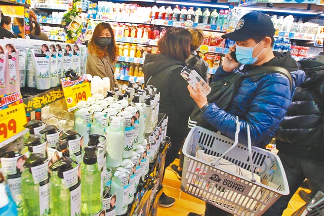 美妆产品进口2020年受到新冠肺炎疫情打击，一度跌破20亿美元，但是2021年再度重回20亿元以上。（本报资料照片）