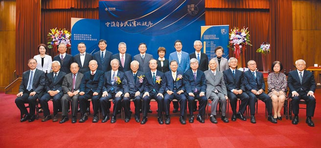 宪法诉讼新制4日上路，首场开庭言词辩论17日登场，审理《原住民身分法》的相关释宪案。图为司法院4日邀歷任司法院长、大法官出席新制施行记者会。（本报资料照片）