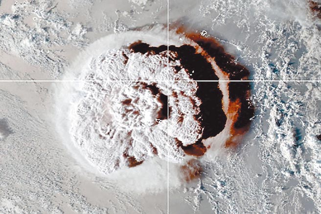 南太平洋岛国东加的海底火山15日大规模喷发，让多国发出海啸警报。卫星画面显示海底火山喷发时，大量火山灰及气体在空中炸出蕈状云。（路透）