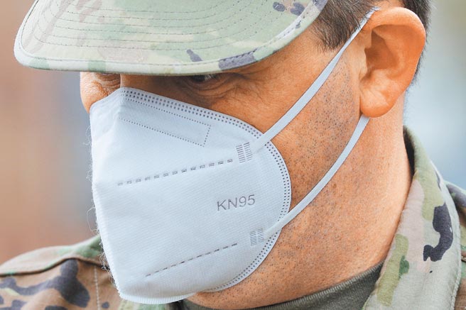 美国疾控中心（CDC）更新口罩指南，明确提醒民眾，「可选择N95或KN95口罩，不必担心N95口罩供应不足」。（路透）
