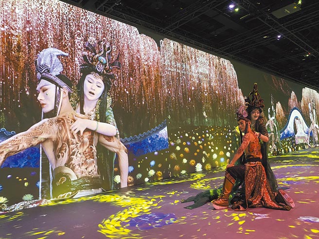 当代传奇剧场将原本是舞台剧的作品《荡寇志之终极英雄》，结合科技，转换成真人演员与数位影像演出。（双融域提供）